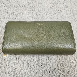 EUC Like New Matt & Nat Sublime Purity Wallet in Meadow